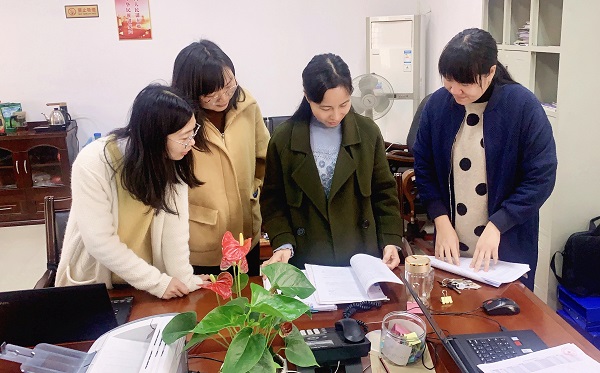 圖1為紀檢監(jiān)察女干部共同梳理案件線索、研究分析案情。.jpg