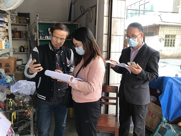 圖4為紀檢監(jiān)察女干部春節(jié)前后到都城鎮(zhèn)城南社區(qū)，開展疫情防控排查登記工作。2.JPG