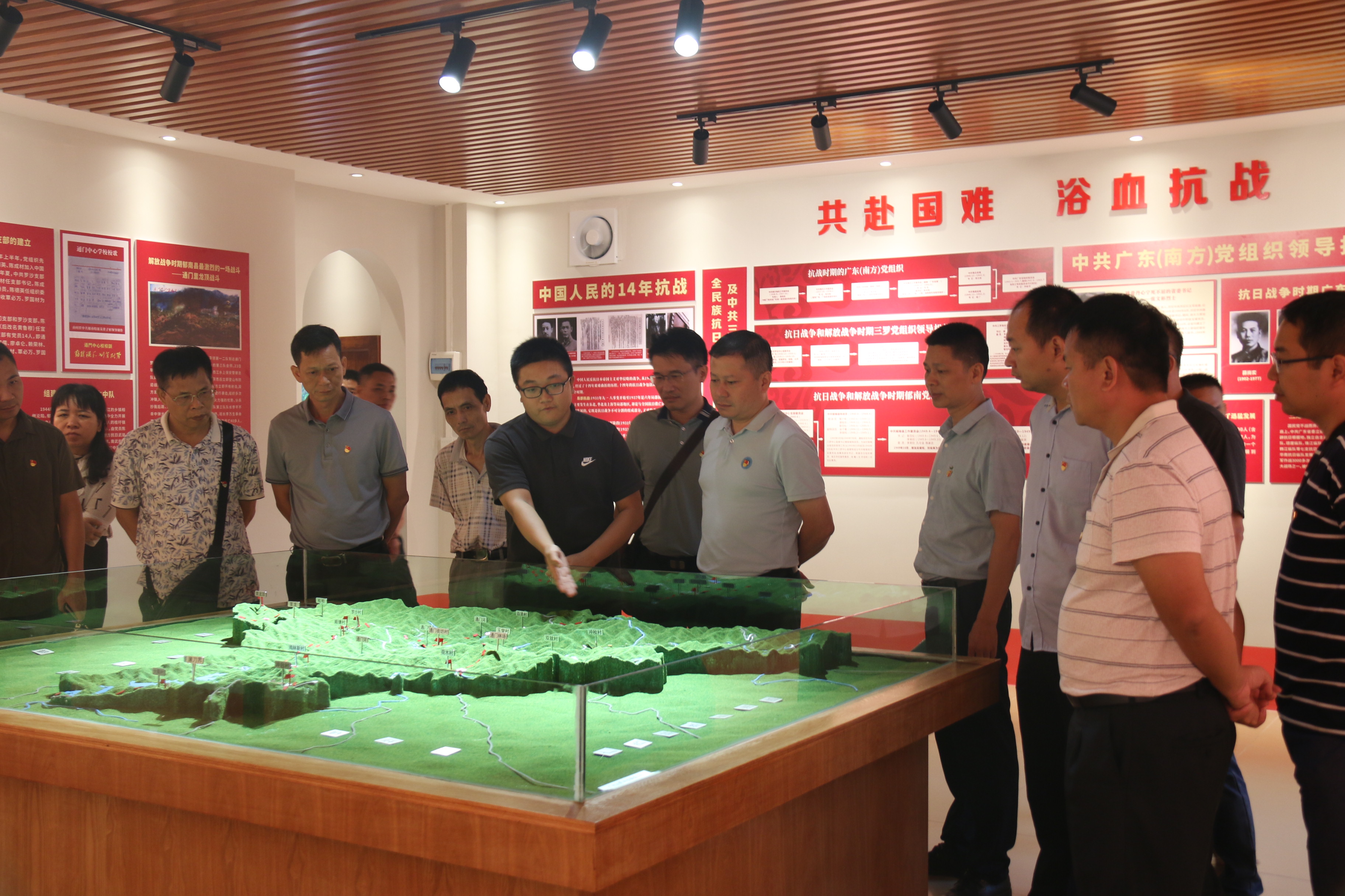 20.云浮市生態(tài)環(huán)境局郁南分局開展“傳承紅色基因、共話入黨初心”主題黨日活動（2）.JPG