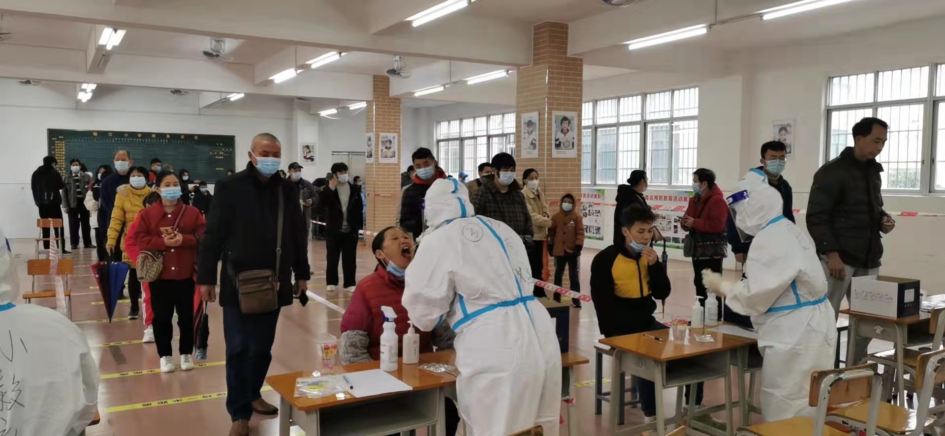 2022年2月8日【我為群眾辦實事實踐活動】2022年郁南縣發(fā)改局協(xié)助開展大規(guī)模核酸檢測工作   活動地點：郁南縣都城鎮(zhèn)四一八小學(xué)2.jpg