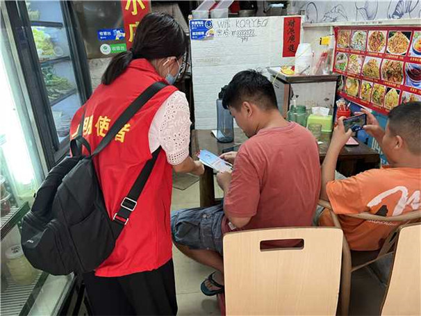 20220718郁南縣發(fā)展和改革局到中山社區(qū)入戶宣傳創(chuàng)文常識(shí)2_副本.jpg