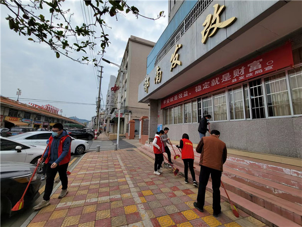 2022年1月21日縣發(fā)改局開展愛國衛(wèi)生清潔大行動  活動地點(diǎn)：縣發(fā)改局辦公樓前面責(zé)任路段  2.jpg