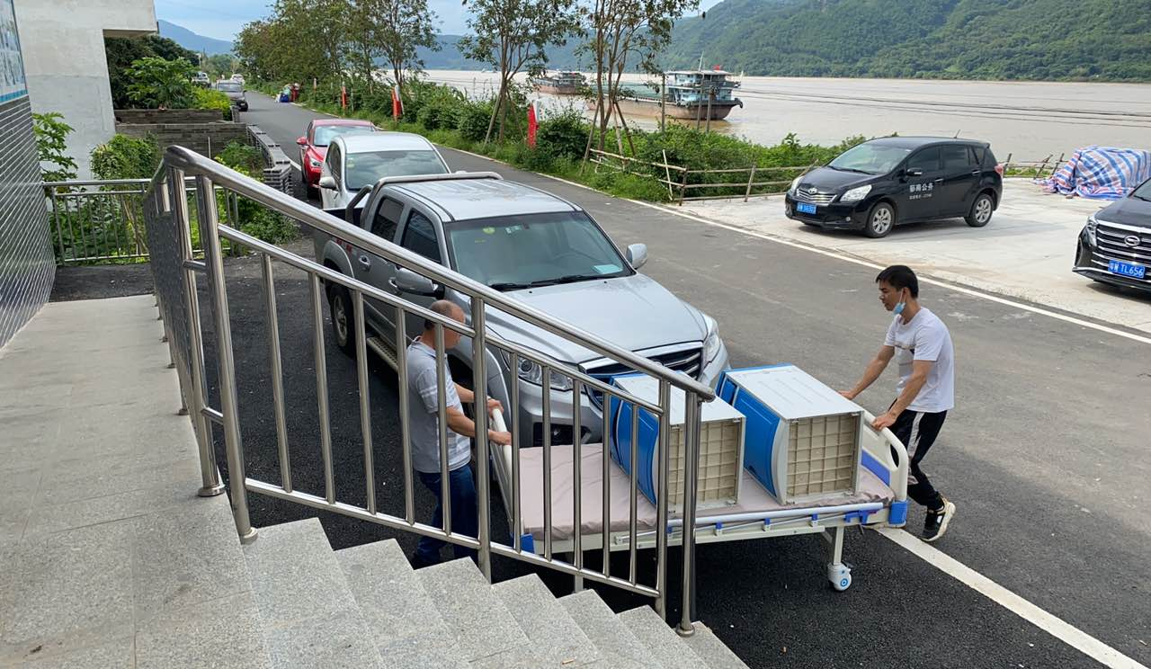 季度3-縣民政局-2022年6月中旬郁南縣民政局組織黨員干部到有澇風險的養(yǎng)老機構(gòu)將物資搬去安全地區(qū)，保障養(yǎng)老機構(gòu)基礎(chǔ)設(shè)施安全.jpg
