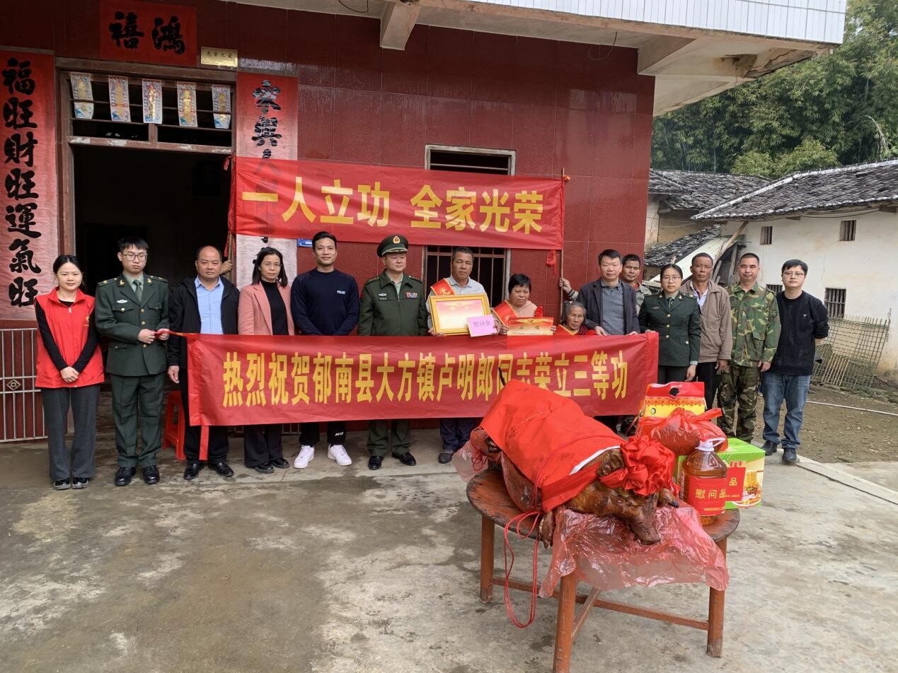 軍營建功立業(yè)，家鄉(xiāng)共享榮光.docx_1
