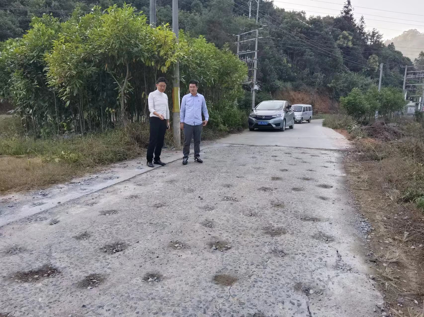 梅波（右一）和鎮(zhèn)領(lǐng)導(dǎo)到現(xiàn)場(chǎng)視察道路修復(fù)情況。  鐘梅 攝.jpg