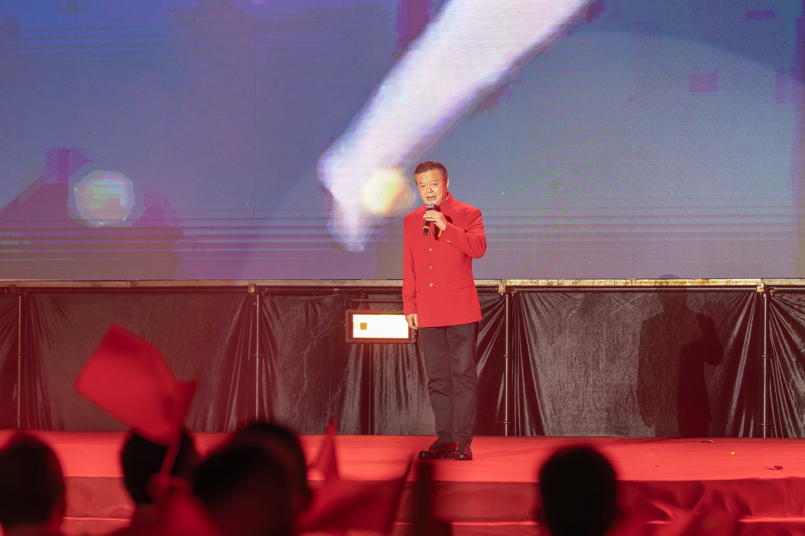 國(guó)家一級(jí)演員、男高音歌唱家周琦深情演唱《把一切獻(xiàn)給黨》。（攝影：杜海洪）.jpg