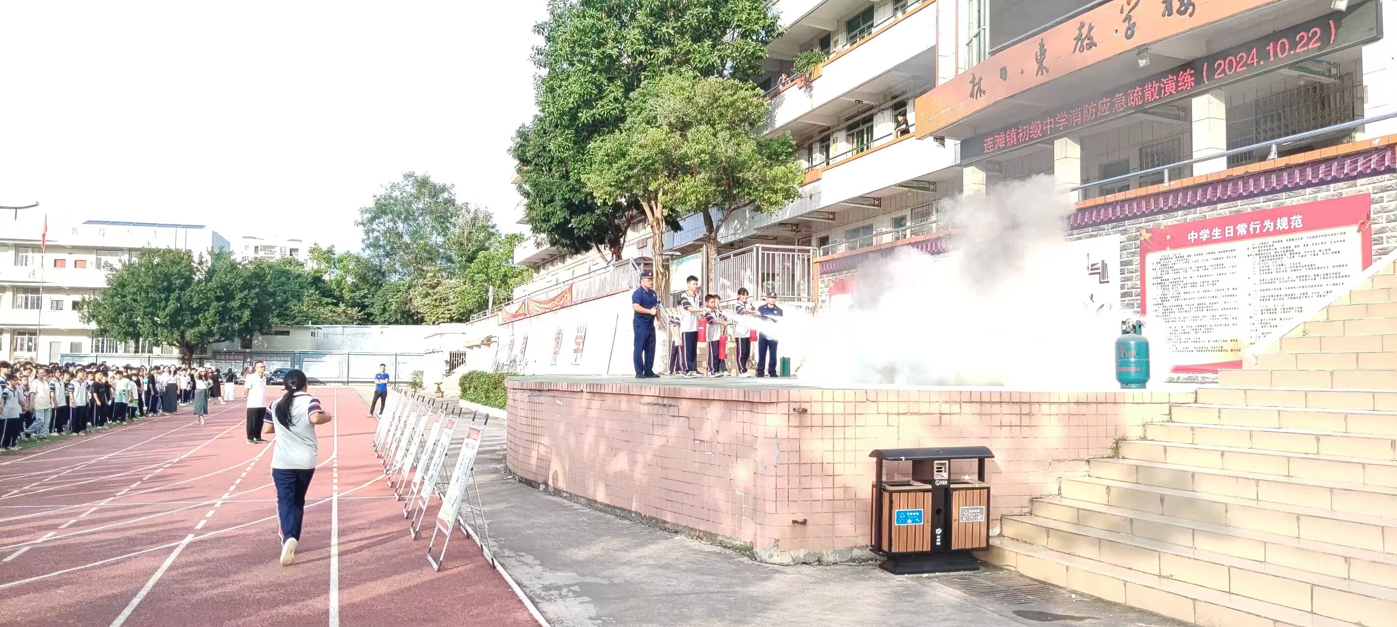 連灘鎮(zhèn)初級中學舉行應急疏散演練活動3.jpg