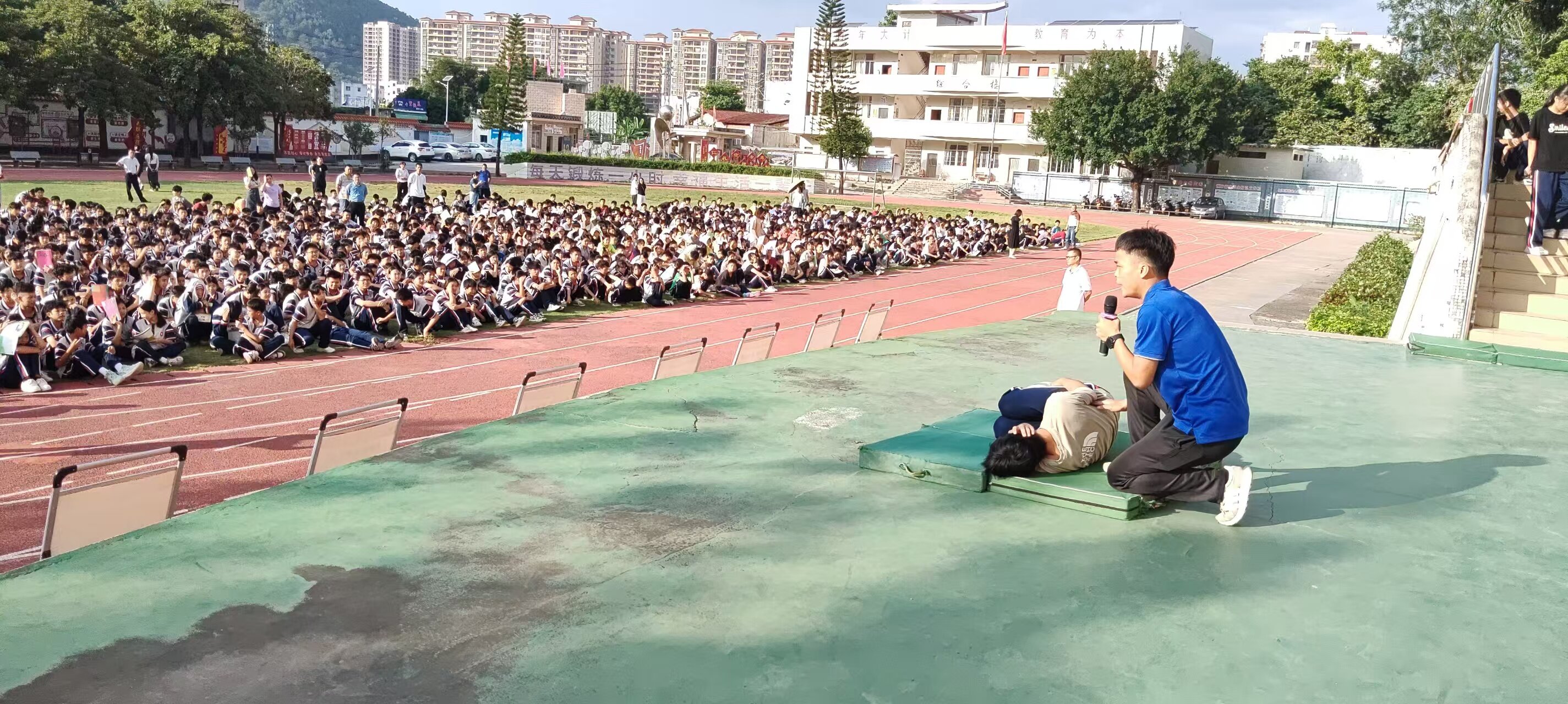 連灘鎮(zhèn)初級中學舉行應急疏散演練活動2.jpg