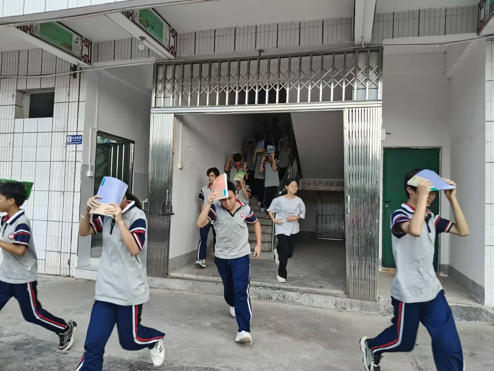 連灘鎮(zhèn)初級中學舉行應急疏散演練活動1.jpg