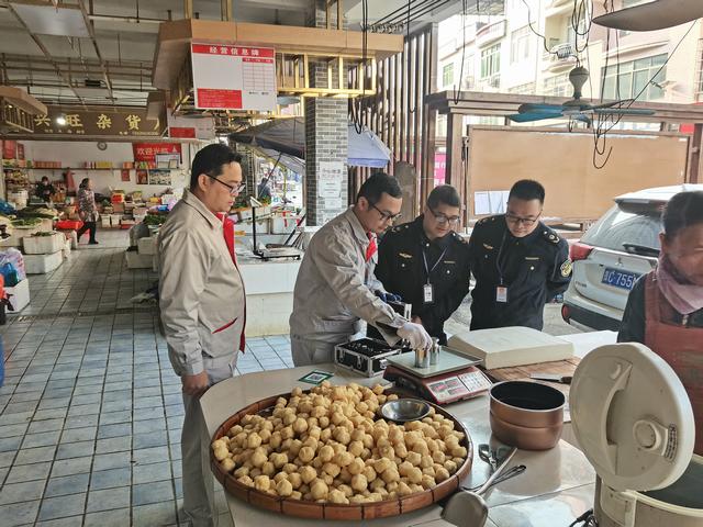 12.30郁南縣市場(chǎng)監(jiān)管局開展元旦期間市場(chǎng)監(jiān)管領(lǐng)域安全檢查3.jpg