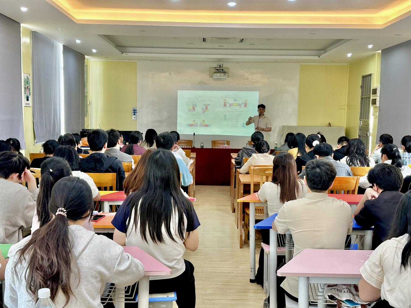 七巧啟智，共促科技教育——云浮市第五屆青少年科技七巧板創(chuàng)意制作競賽教師培訓(xùn)班（郁南站）在都城鎮(zhèn)錦江小學(xué)舉辦1.png