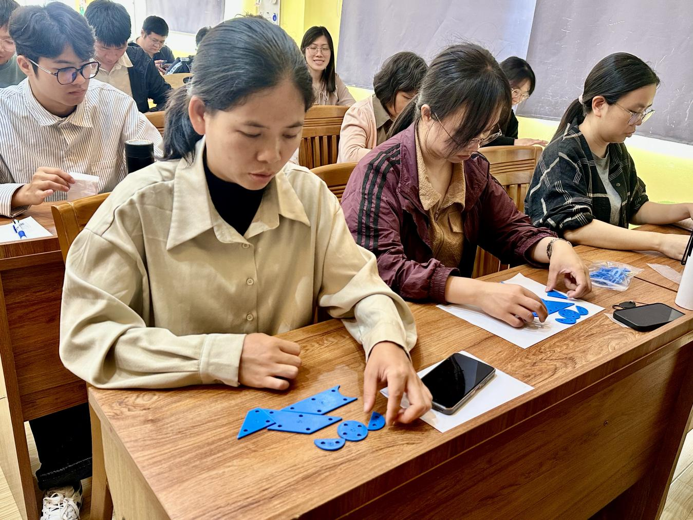 七巧啟智，共促科技教育——云浮市第五屆青少年科技七巧板創(chuàng)意制作競(jìng)賽教師培訓(xùn)班（郁南站）在都城鎮(zhèn)錦江小學(xué)舉辦4.png