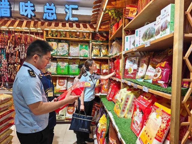 5.30，郁南縣市場監(jiān)督管理局開展2025年專業(yè)市場等重點領(lǐng)域知識產(chǎn)權(quán)保護專項行動照片1.jpg