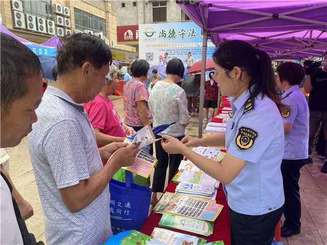 9.28,郁南縣開展2025年食品安全宣傳周啟動儀式暨“你點(diǎn)我檢 服務(wù)惠民生”宣傳活動照片1.jpg