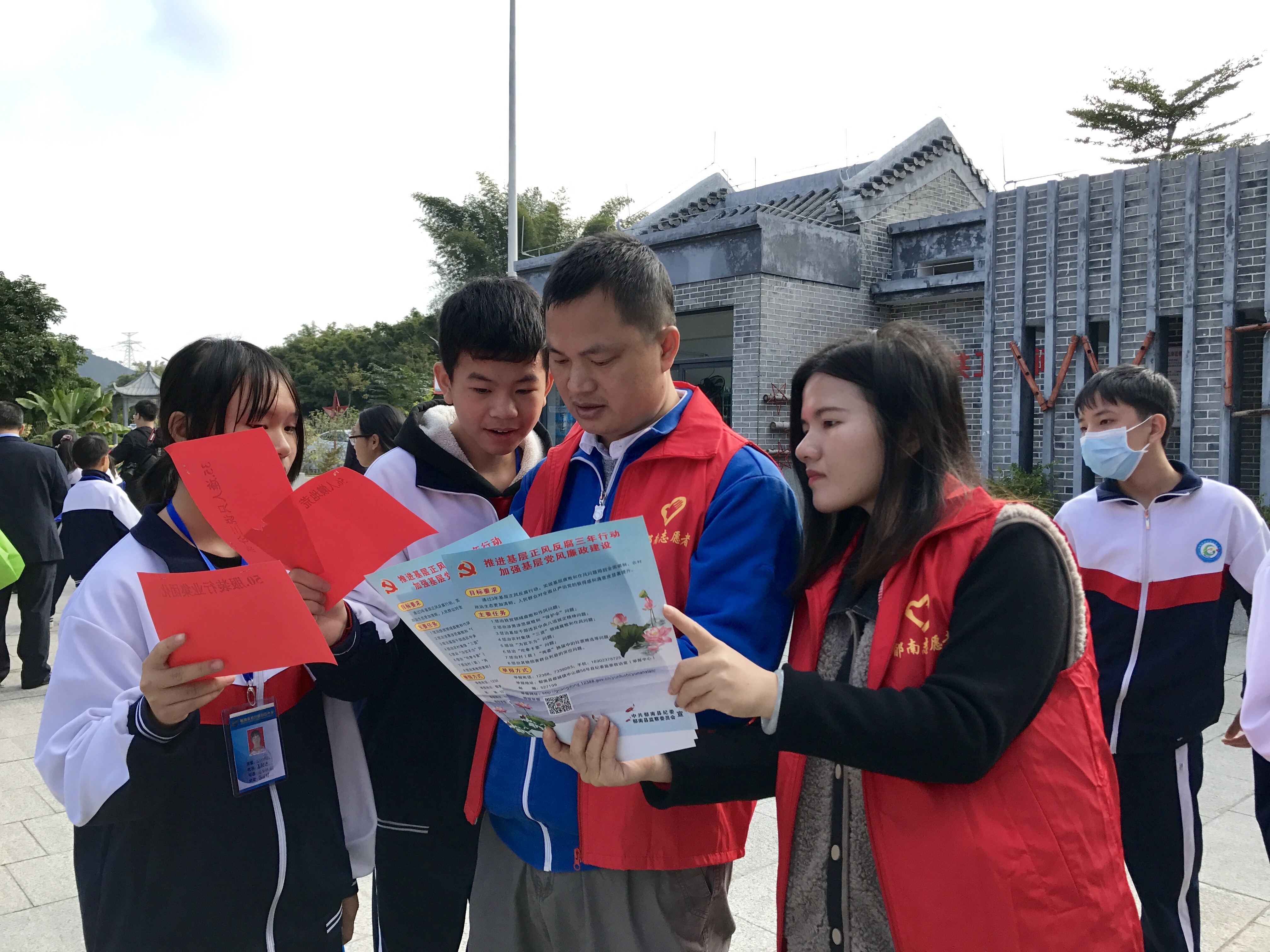 【南粵紀(jì)檢人 鏡頭】云浮市郁南縣紀(jì)委監(jiān)委：將憲法宣傳結(jié)合反腐倡廉宣傳 為中學(xué)生上生動的“廉潔課”3.jpg